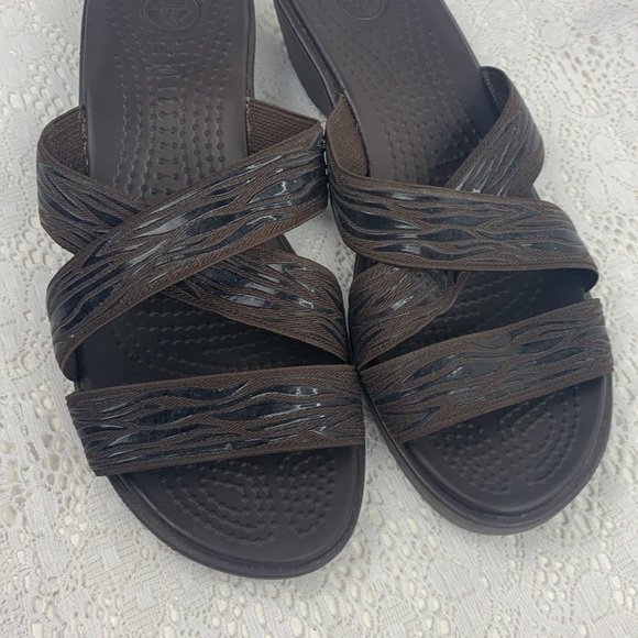 Crocs Wedge sandals Dark Brown cross strap stretch Size 8 low heel Cushioned - Picture 2 of 11